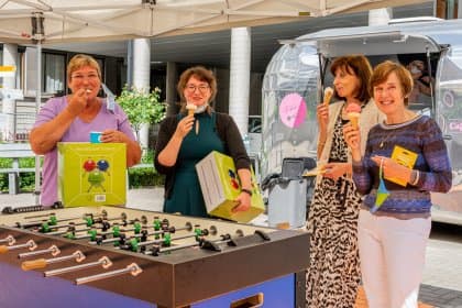 Ijsjes op het binnenplein bij de start van de zomer